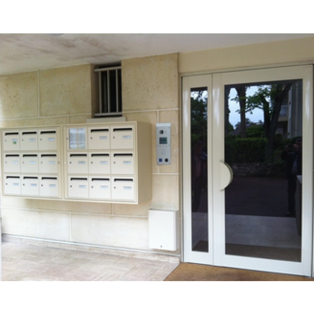 Porte d'immeuble en aluminium Technal 