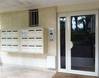 Porte d'immeuble en aluminium Technal 