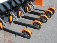 Vélos, trottinettes et scooters électriques en copropriété : règles, recharges, coût et solutions