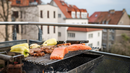 Quel risque encourt le copropriétaire à installer un barbecue si le règlement de copropriété l'interdit ?