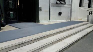 5 critères pour choisir un bon tapis antidérapant et réduire les désagréments (glissades, sols irréguliers) à l’intérieur et à l’extérieur des espaces communs de votre copropriété