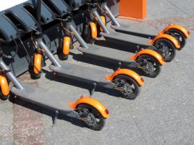 Vélos, trottinettes et scooters électriques en copropriété : règles, recharges, coût et solutions