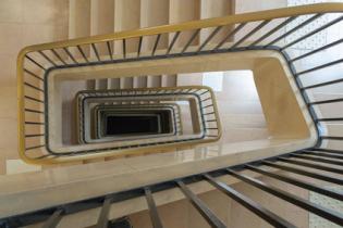Revêtement de sol d'escalier d’immeuble : installation, solutions et prix