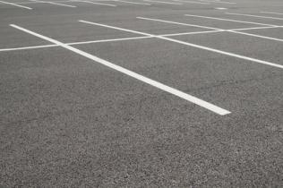 Marquage au sol d’un parking : peinture, revêtement et prix