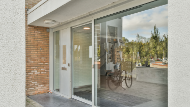 Sécurité des portes d'entrées d'immeubles : solutions, prix et risques