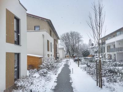 Nettoyage d’un trottoir devant un immeuble : règles et lois