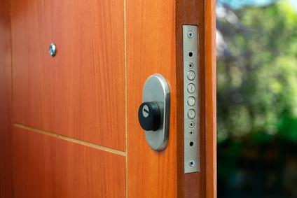 Comment poser un verrou sur une porte ? Etapes & conseils