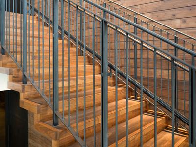 Mains courantes d’escaliers : installation, remplacement, règles et solutions