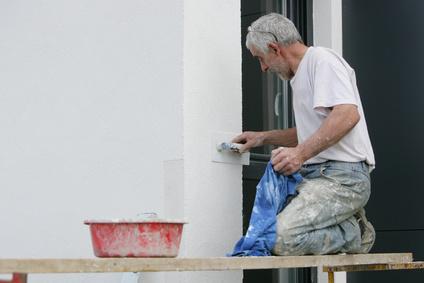 Comment enduire un mur et crépir à la tyrolienne (crépi écrasé) 