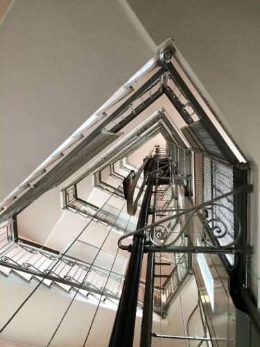 Quels ascenseurs dans les immeubles Parisiens : architectures particulières et les solutions adaptées 