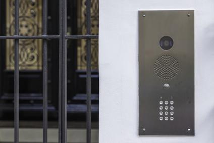 Une Jeune Femme Compose Le Code De L'appartement Sur Le Panneau D'un  Interphone électronique. Concept De Protection Et De Sécurité.