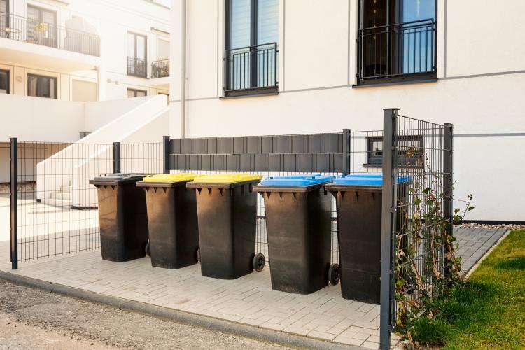 Copropriété : qui doit sortir les poubelles ? 