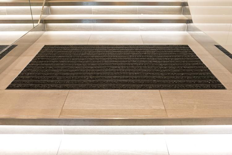 Tapis d'entrée fait sur mesure, nettoie même les chaussures très sales